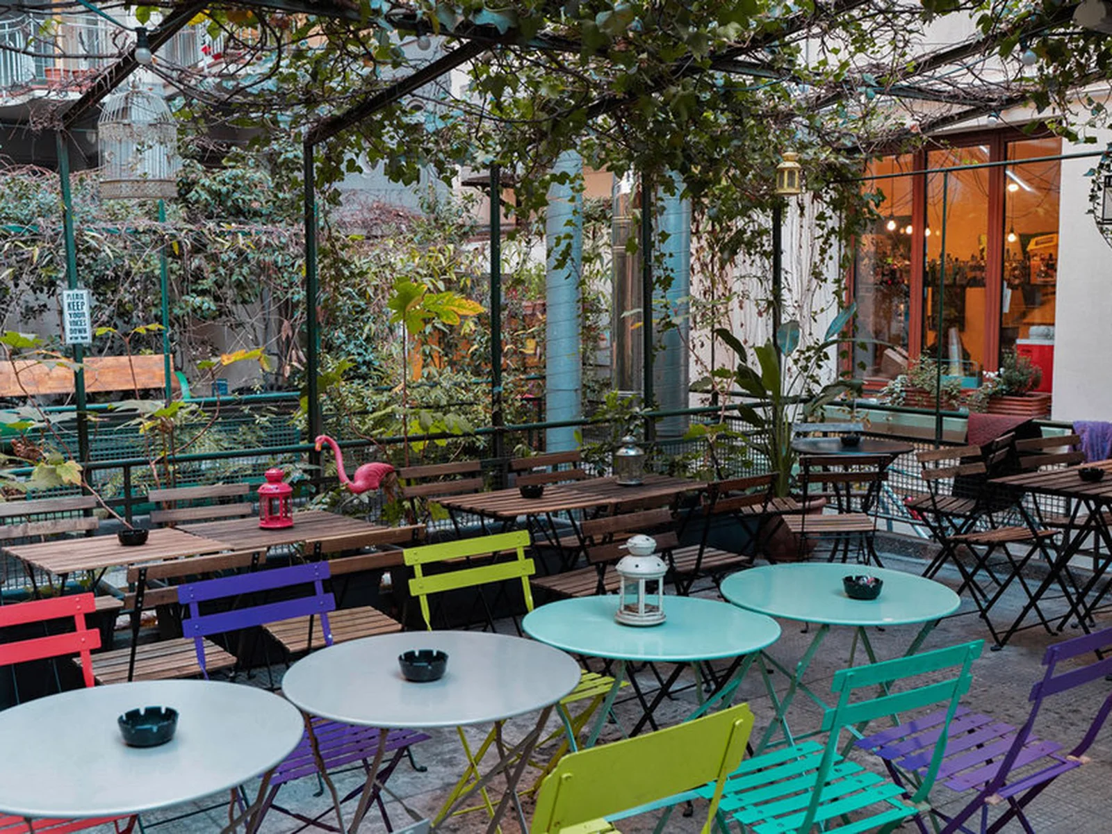 Il giardino comune di Ostello Bello, con i tavoli allestiti