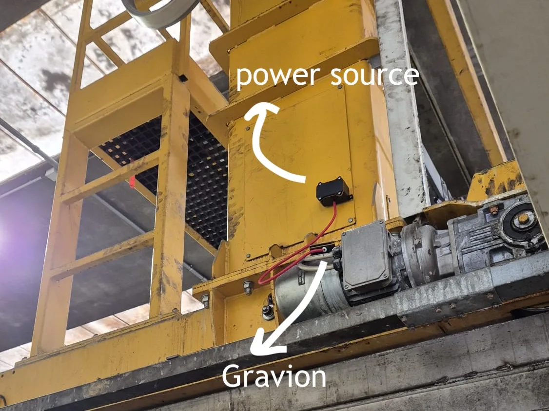 Sensore Gravion montato su un carroponte del Gruppo Gaser, con le etichette dell'installatore