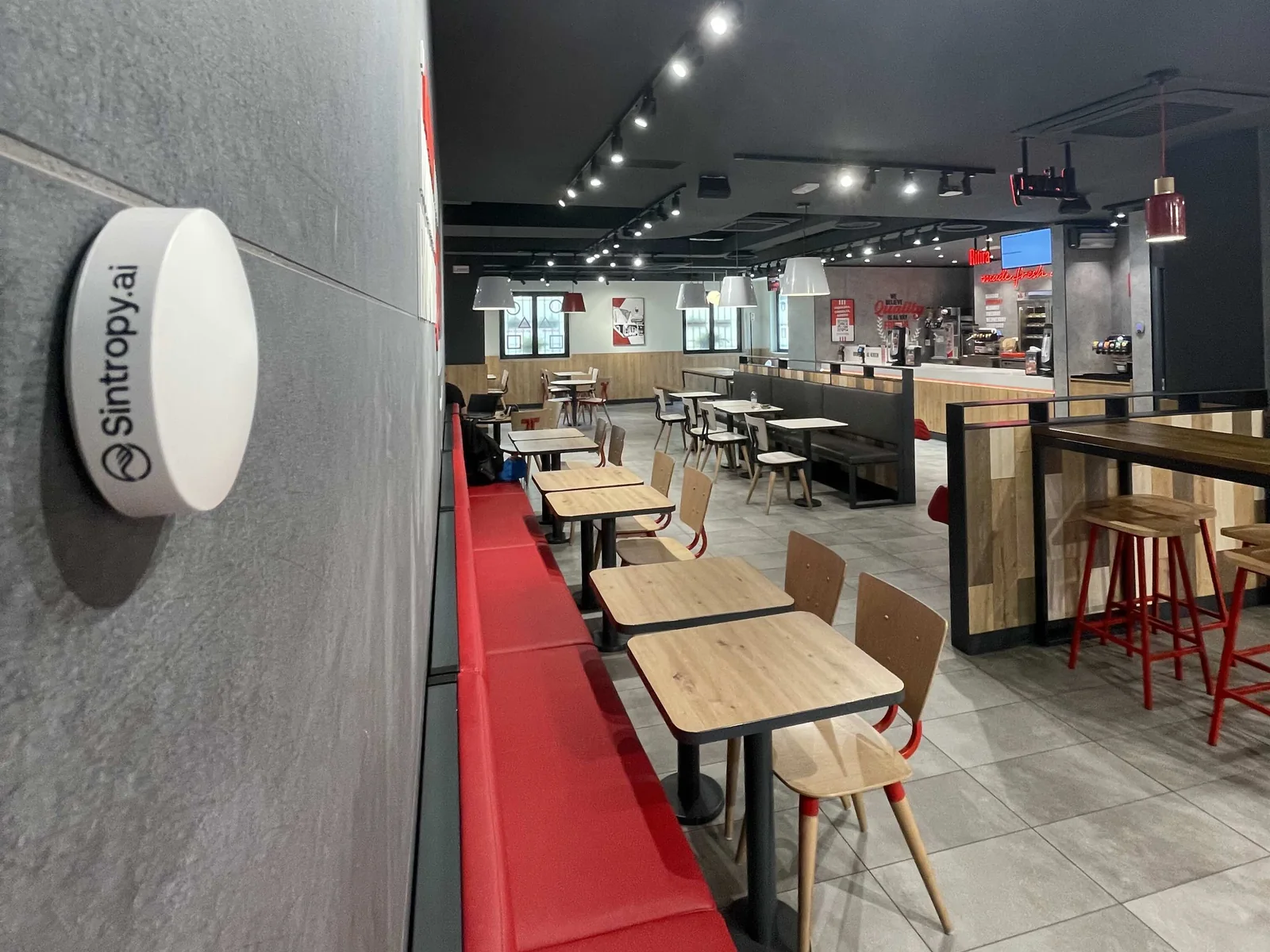 Sensore Sintropy a parete in un ristorante KFC, con la sala sullo sfondo