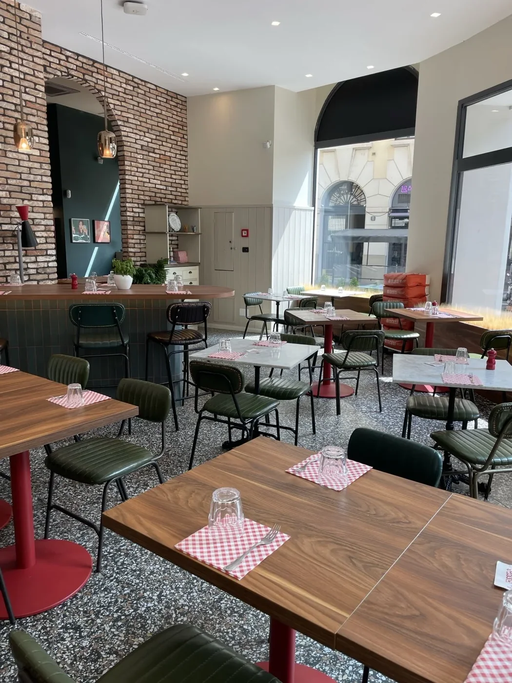 Sala di un ristorante Miscusi, con i tavoli apparecchiati