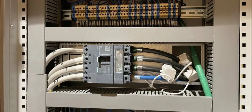 Il sensore di corrente Klepton chiuso intorno a un cavo, dentro un quadro elettrico